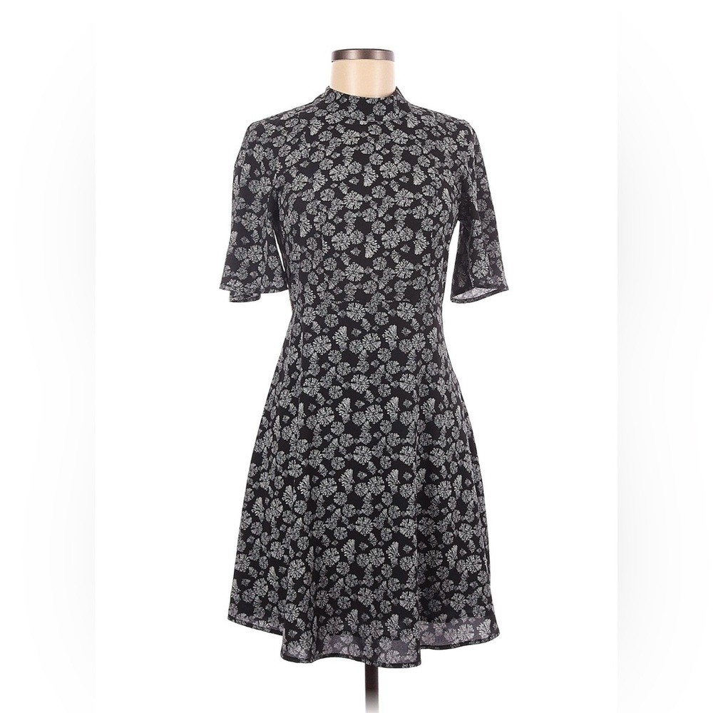 H&M Floral Black and White Dress.
Size US 2/EU 32